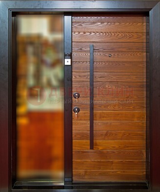 Коричневая входная дверь c МДФ панелью и стеклом ЧД-38 в частный дом в Иваново