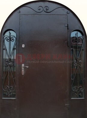 Арочная дверь со стеклом и ковкой ДА-16 под старину в Иваново