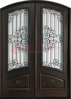 Арочная дверь со стеклом и ковкой ДА-33 в загородный дом в Иваново