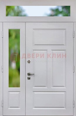 Белая полуторная железная дверь со стеклом и фрамугами ДФГ-10 в Иваново