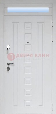 Белая металлическая дверь с фрамугой для коттеджа ДФГ-21 в Иваново