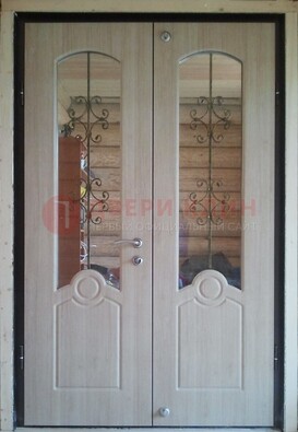 Парадная дверь со стеклянными вставками и ковкой ДПР-23 в деревянный дом в Иваново