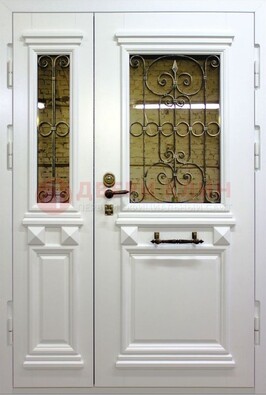 Белая парадная металлическая дверь со стеклом и ковкой ДПР-83 в Иваново