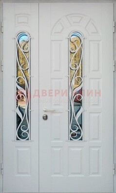 Распашная стальная дверь со стеклом и ковкой в белом цвете ДСК-120 в Иваново