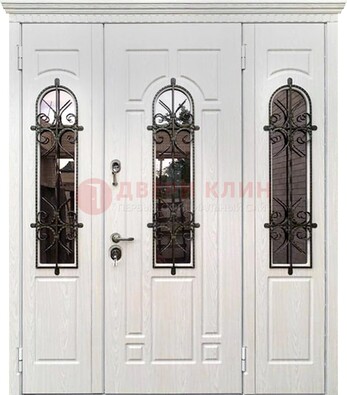 Белая распашная стальная дверь со стеклом и ковкой ДСК-125 в Иваново