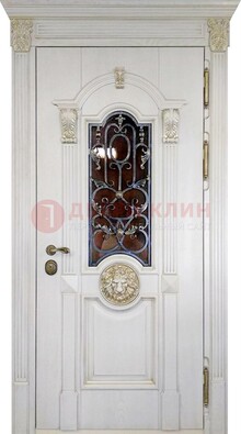Белая железная дверь со стеклом и ковкой для кирпичного дома ДСК-155 в Иваново