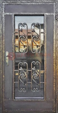 Коричневая наружная дверь порошок со стеклом и ковкой ДСК-160 в Сергиевом Посаде