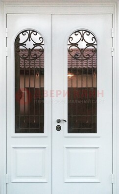 Белая стальная дверь стекло с ковкой и филенкой ДСК-201 в Иваново