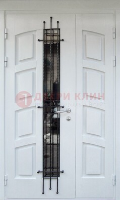 Белая полуторная стальная дверь с массивом для коттеджа ДСК-253 в Тамбове