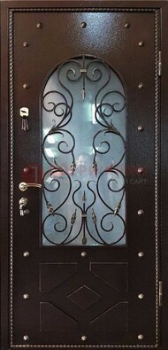 Влагостойкая дверь со стеклом и ковкой с декором ДСК-37 в Иваново
