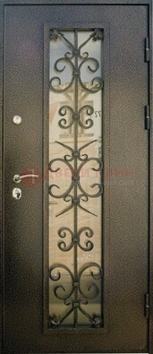 Входная дверь Дверь со стеклом и ковкой черного цвета ДСК-76 для веранды в Иваново
