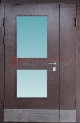 Коричневая тамбурная дверь со стеклянными вставками ДТМ-21 в Иваново