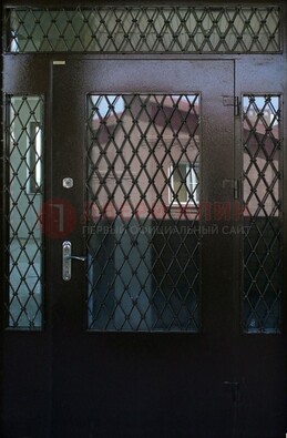 Коричневая тамбурная дверь со стеклянными вставками и ковкой ДТМ-32 в Иваново