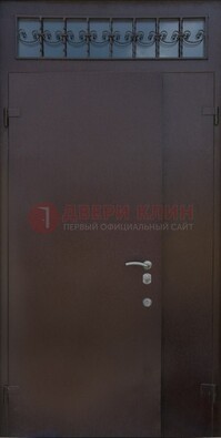 Коричневая тамбурная дверь со стеклянными вставками и ковкой ДТМ-39 в Иваново